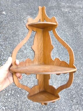 Vintage Wood Scrollwork Corner Shelf – 3-Tier Victorian Style Whatnot Étagère